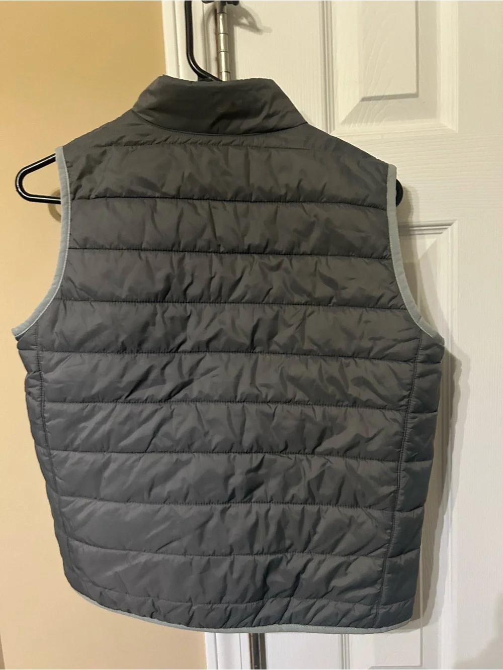 Vineyard Vines Men’s Gray Quilted Puffer Vest with Zip Pockets
